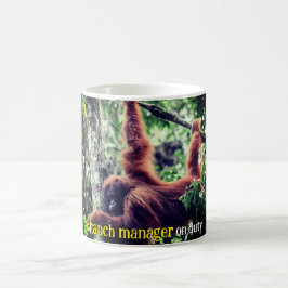 Orangutan hängt in Baum Kaffeetasse