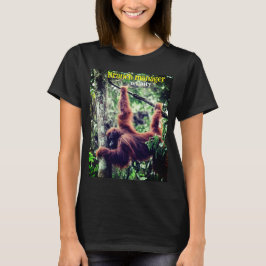 Orangutan hängt in Baum T-Shirt