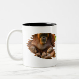 Orangutan Mutter, die zwei Säuglinge hält Zweifarbige Tasse