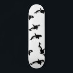 Orca Whale Pod Muster Ozean Weiß Skateboard<br><div class="desc">Whimsical pod von schönen Orkwalen für jeden Wal Liebhaber. Orca Killer Wale Muster Wohngestaltung,  Geschenk. Orca Wal-Thema Schwarz-Weiß-coole personalisierte Skateboard.</div>