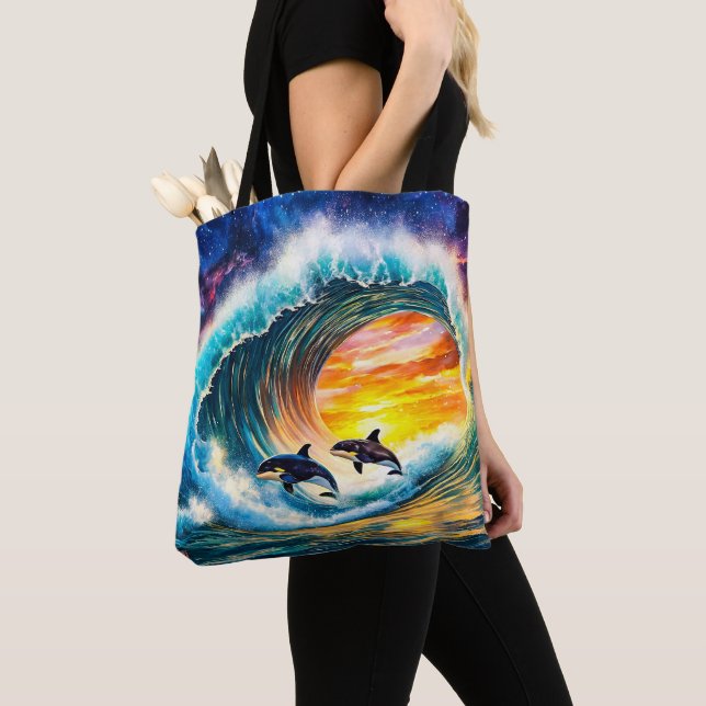 Orcas in einem Wellenbauwerk von Rich AMeN Gill Tasche (Von Nahem)