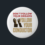 Orchestra Conductor Funny folgen Sie Ihrem Leiter Button<br><div class="desc">Fantastisches Orchesterdirigenten für Damen und Herren mit musikalischer Leitung eines Orchesters,  einer Oper,  eines Musikkonzerts oder einer Symphonie. Artwork zeigt die Hände,  die den Stab halten,  und sagt: "Folgt nicht deinen Träumen und folge deinem Dirigenten."</div>