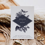Orchid-Save the Date-Karte Mitternacht Save The Date<br><div class="desc">Moody und faszinierend mit einem modernen, minimalistischen Look, bietet unsere Midnight Orchid Save the Date-Karte eine schlichte und dennoch auffällige Farbpalette aus tiefstem Mitternachtsblau und knalligem Weiß. Ihre Namen werden auf einem langgestreckten, diamantförmigen Set auf einer detaillierten Vintagen Blumenvorlage mit Ihren Hochzeitsdetails unten in modernem Weiß dargestellt. Die Karten werden...</div>