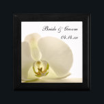 Orchideen-Blume auf Weiße Hochzeit Erinnerungskiste<br><div class="desc">Passen Sie die hübsche Orchid-Blume auf der Geschenkboxen der Weißen Hochzeit mit den persönlichen Namen der Braut- und Bräutigam- und Heiratszeremonie an, um ein personalisiertes Sake-Geschenk für die Neuvermählten zu schaffen oder ein Dankeschön für Ihre Hochzeitsbegleiter, Brautmädchen und Brautparty. Diese elegante, eigens für Blumen gestaltete Schmuckdose zeigt ein Blumenfoto einer...</div>