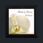 Orchideen-Blume auf Weiße Hochzeit Erinnerungskiste<br><div class="desc">Passen Sie die hübsche Orchid-Blume auf der Geschenkboxen der Weißen Hochzeit mit den persönlichen Namen der Braut- und Bräutigam- und Heiratszeremonie an, um ein personalisiertes Sake-Geschenk für die Neuvermählten zu schaffen oder ein Dankeschön für Ihre Hochzeitsbegleiter, Brautmädchen und Brautparty. Diese elegante, eigens für Blumen gestaltete Schmuckdose zeigt ein Blumenfoto einer...</div>