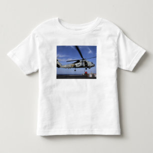 Ordnancemen schließen Transportkabel an Kleinkind T-shirt