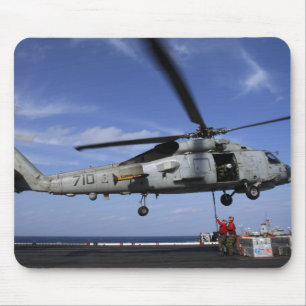 Ordnancemen schließen Transportkabel an Mousepad