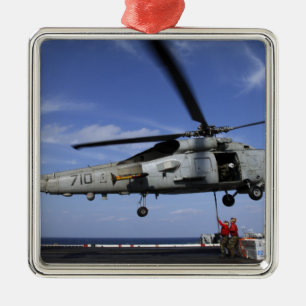 Ordnancemen schließen Transportkabel an Silbernes Ornament