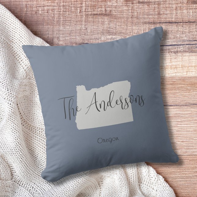 Oregon Kontur Familienname Throw Kissen (Show pride for your state and personalize it!  "love makes this house a home in <your state>")