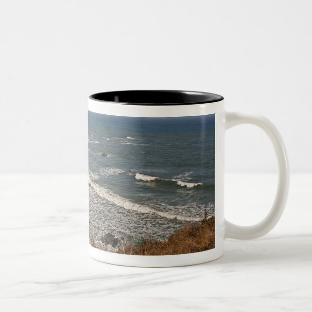 Oregon-Küste nahe Erdbeerhügel Zweifarbige Tasse (Rechts)