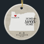 Oregon-Staats-Liebe-Zuhause-süße Keramikornament<br><div class="desc">Zeigen Sie Ihre Liebe für Oregon und Ihre Heimatstadt mit dieser Spaßverzierung. Rustikale ChicAusrüstungsbeschreibungen a ODER Staatskarten-Silhouette, Typografie "des Zuhause-süßen Zuhause", eine rote Herzvertretung, wo Sie leben, alles Set gegen eine Imitatleinwand/tan einen Hintergrund des Leinens. Fertigen Sie den Text mit Ihren Familiennamen, Monogramm, Stadtstandort, Jahr, Ereignis oder Löschung besonders an....</div>