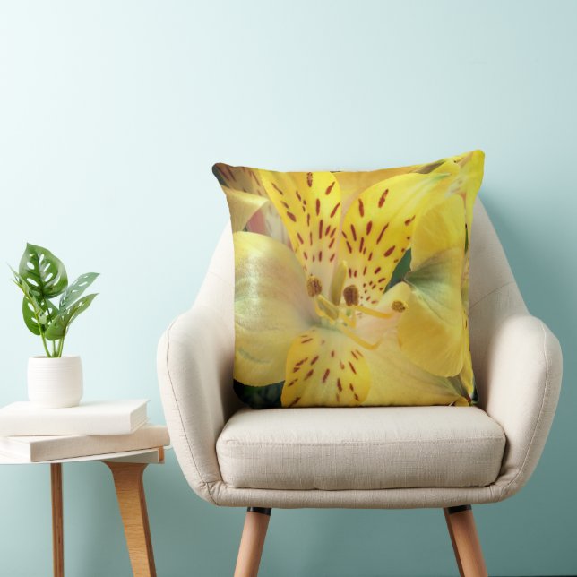 Oreiller à lancer de l'Alstroemeria jaune (Chaise)