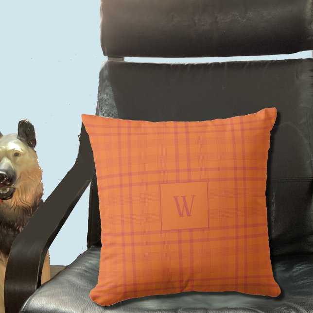 Oreiller à lancer Motif de tarte orange (Orange Tartan pattern throw pillow with monogram . )
