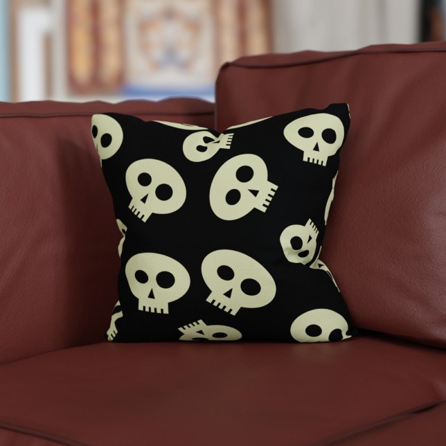 Oreiller à lancer noir Motif mignon (A cute black and cream skull pattern pillow for your Halloween home)