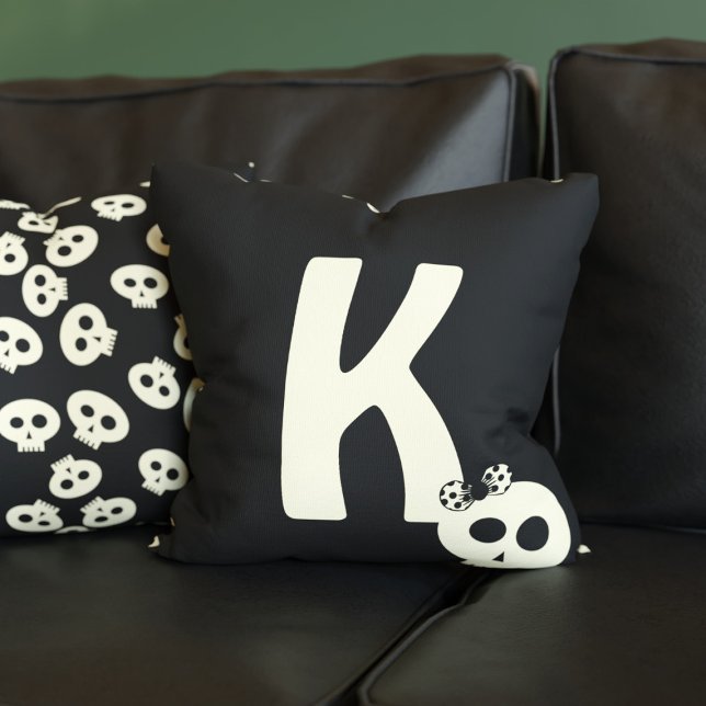 Oreiller à lancer noir Motif Monogramme crâne mign (Just add your initial to this cute Halloween pillow)