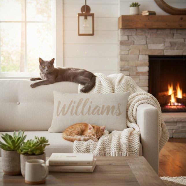 Oreiller avec nom de famille en calligraphie faux  (Custom family name lumbar pillow. Farmhouse style housewarming gift idea.)