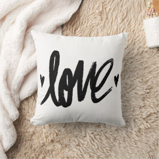 Oreiller avec typographie manuscrite Dark Love et 