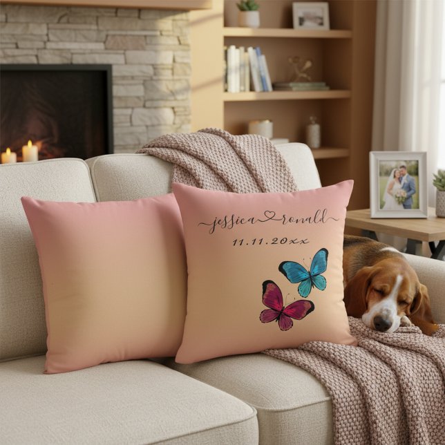 Oreiller de mariage 16x16 Rose Gold Noms & Date (Rose gold wedding pillow with custom names connected with a heart, wedding date and butterflies.)