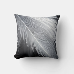 Oreiller jeté à plume noire et blanche