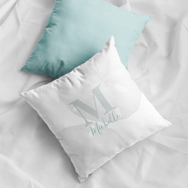 Oreiller jeté au monogramme de Dollar de Sable Côt (Coastal monogram pillow with sand dollar design and personalized name beach house decor accent.)