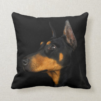 Oreiller noir et bronzage de Pinscher de dobermann
