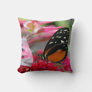 Oreiller photo de papillon orange et noir sur fleu