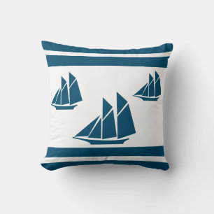 oreiller voilier bleu marine, jaune et rouge blanc