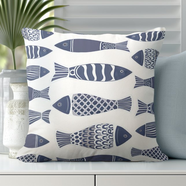 Oreillers à jet bleu de la marine des poissons (Transform Your Room with Coastal Throw Pillows.)