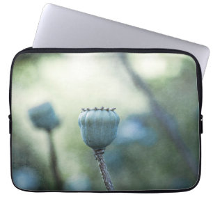 Orientalischer Mohn in einem schattigen Garten Laptopschutzhülle