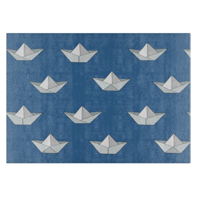 Origami-Boote auf dem Wassermuster Schneidebrett (Vorderseite)