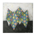 Origami Fortune Teller auf geometrischem Papier Fliese<br><div class="desc">Eine alte Geschichtserzählerin aus Origami,  die mit geometrischem Papier erschaffen wurde. Ein Chariklia Zarris Original,  es ist Teil einer Reihe,  die sie mit verschiedenen Origami-Formen getan hat. Kaufen Sie es heute,  und Karo aus der Erholung der Sammlung!</div>