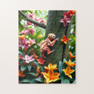 Origami Sloth klettert auf einen Baum in einem üpp