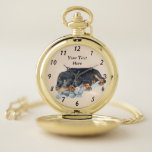 Originalporträt eines Hundes von Rottweiler Taschenuhr<br><div class="desc">Dieser niedliche Welpe-Rottweiler kuschelt sich an seine süße Maus/sein knuddeliges Spielzeug, er sieht so aus, als würde er jemanden dazu verleiten, sich mit ihm zu rüberzuschnallen. Diese großen, plissierenden, faulen Welpenaugen zeigen sicherlich jedem, was große Softies Rottweilers sind. Dieses bezaubernde Rottweiler-Gemälde sieht auf dieser Taschenuhr großartig aus und ist ein...</div>