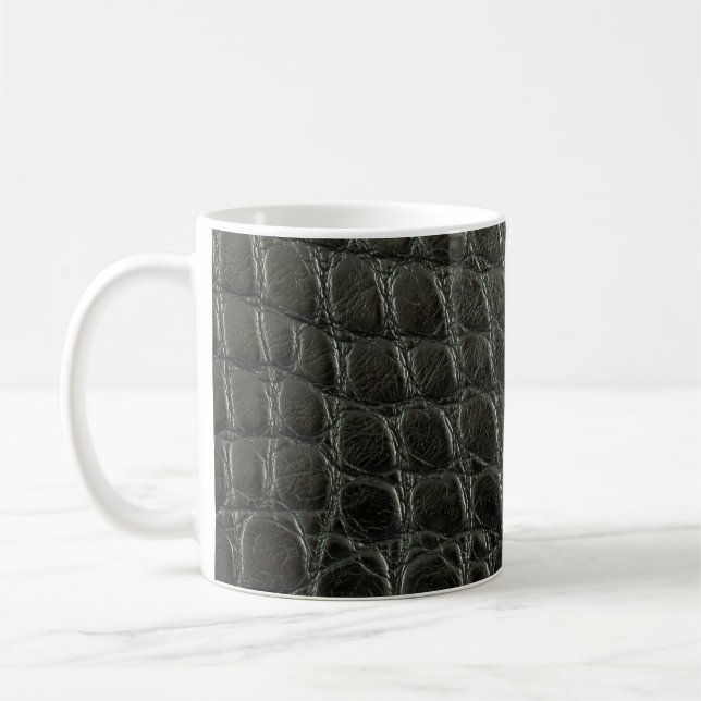 Originelle schwarze Alligatorledertextur, nah  Kaffeetasse (Links)