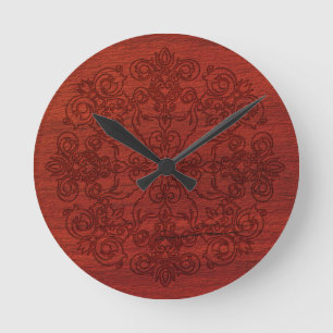 Ornament auf rustikalem dunkelrotem Holz graviert Runde Wanduhr