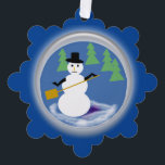 Ornament Card - Working Snowman on Dark Blue<br><div class="desc">Schneemann mit Schaufel ist bereit,  den Schnee aus seiner Schneedecke zu reinigen. Grüne Kiefernbäume stehen hinter ihm. Der weiße Text auf der Rückseite "Beste Wünsche für die Urlaubssaison" Hintergrund auf beiden Seiten ist dunkelblau.</div>
