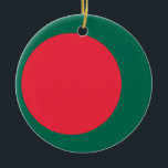 Ornament mit der Flagge Bangladeschs<br><div class="desc">Fügen Sie Ihrem Urlaubsdekor eine festliche Touch Bangladeschs hinzu, mit diesem Ornament mit der Flagge Bangladeschs! Dieses mit Präzision gestaltete Ornament zeigt den ikonischen roten Kreis auf grünem Hintergrund, der die Nationalflagge Bangladeschs darstellt. Sein lebendiges Design macht es zu einer perfekten Ergänzung zu Weihnachtsbaum, Feriendekorationen oder besondere Anlass-Feiern. Dieses Ornament...</div>