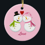 Ornament Snowman Snowlady 1 Weihnachten<br><div class="desc">Rosa und grüner Schneemann und Snowlady 1 Weihnachten - ein tolles Geschenk für Ihre 1. Weihnachtsfeier zusammen oder Save the Date. Personalisieren Sie mit Ihren eigenen Informationen.</div>