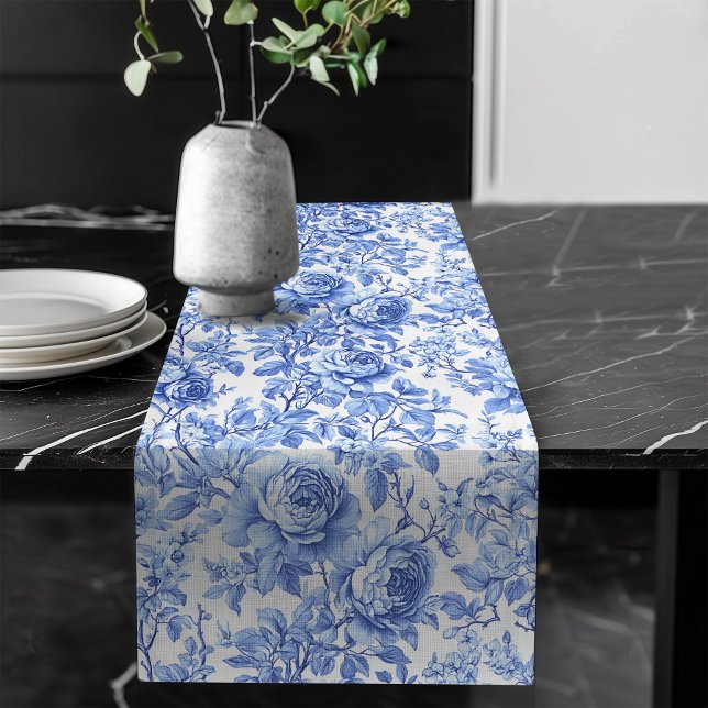 Ornate Blue French Toile Roses Floral Table Runner Großer Tischläufer (Ornate Blue French Toile Roses Floral Table Runner)
