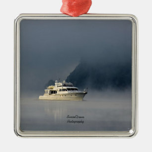 Ornement Carré Argenté Bateau à Foggy Morning