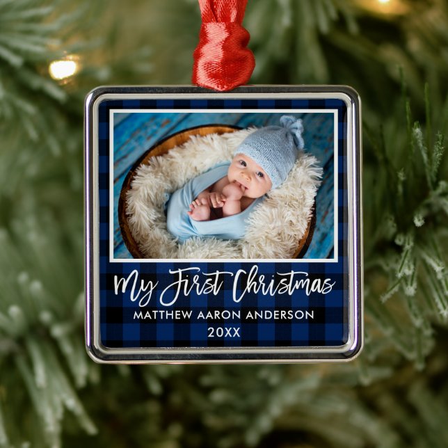 Ornement Carré Argenté Brosse Script bleu Plaid Baby First Christmas (Arbre)