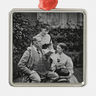 Ornement Carré Argenté Charles Dickens avec deux de ses filles