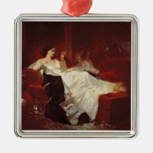 Ornement Carré Argenté Femme sur un sofa rouge