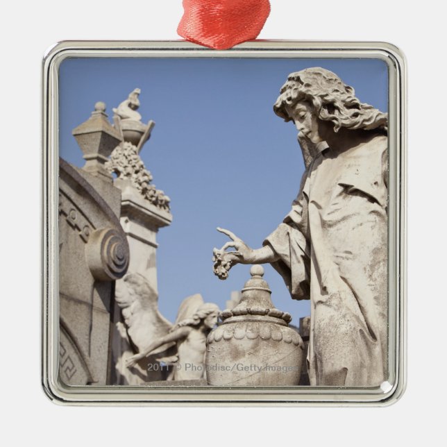 Ornement Carré Argenté Fin de statue d'angle dans le cimetière de (Devant)