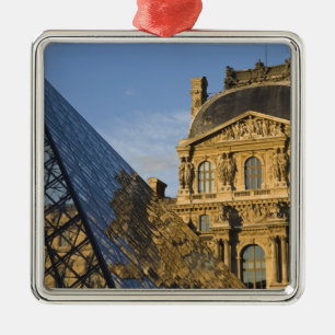 Ornement Carré Argenté France, Paris, Musée du Louvre et la Pyramide,