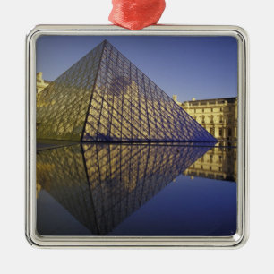 Ornement Carré Argenté FRANCE, Réflexion de Paris, Pyramide. Le Louvre