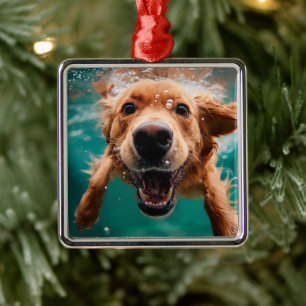 Ornement Carré Argenté Golden Retriever heureux nageant sous l'eau