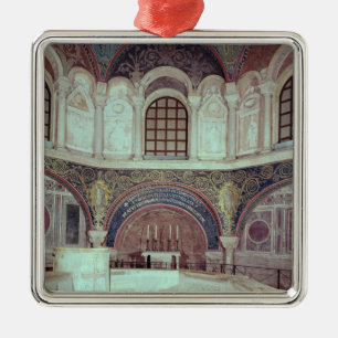 Ornement Carré Argenté L'abside avec la police baptismale