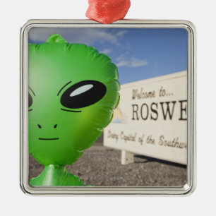 Ornement Carré Argenté L'alien gonflable avec l'accueil vers Roswell
