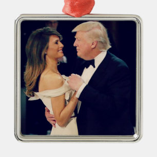 Ornement Carré Argenté Le président Trump et Melania Dancing